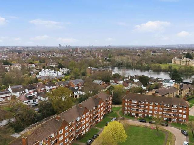 Flat for sale in Snaresbrook, Greater London