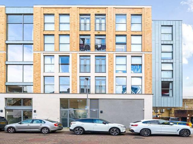 Flat for sale in Norbiton, Greater London