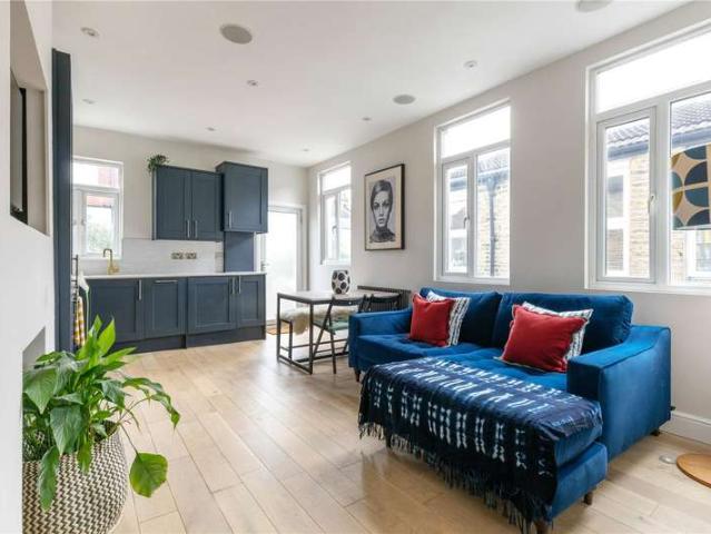 Flat for sale in Furzedown, Greater London