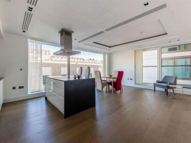 Flat for sale in Kensington, Greater London