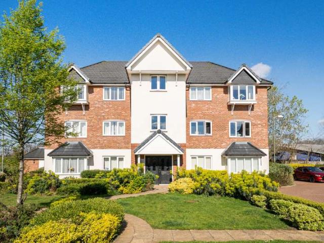 Flat for sale in Ashley Park, Surrey