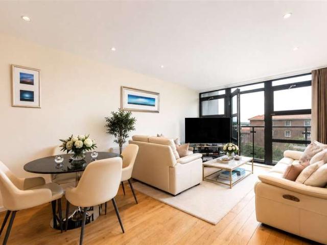 Flat for sale in Southfields, Greater London