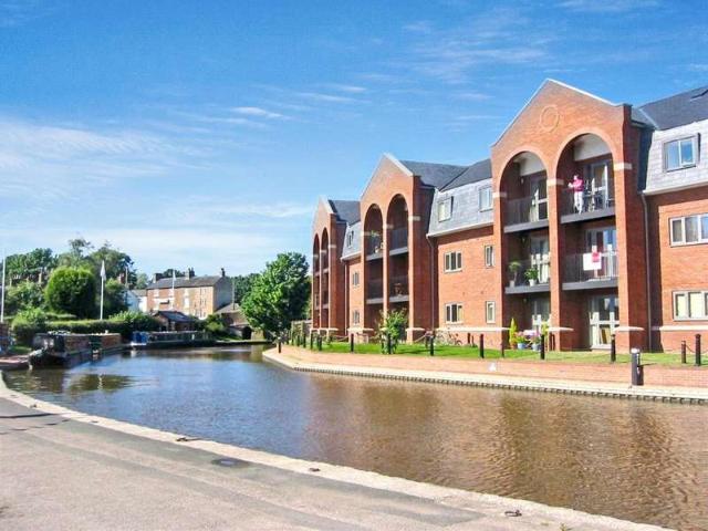 Flat for sale in Stone, Baswich