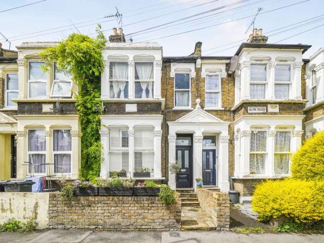 Flat for sale in Clapton Park, Greater London
