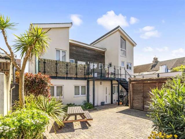 Flat for sale in Worthing, West Sussex