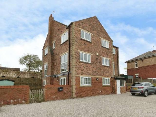 Flat for sale in Grotton, Oldham