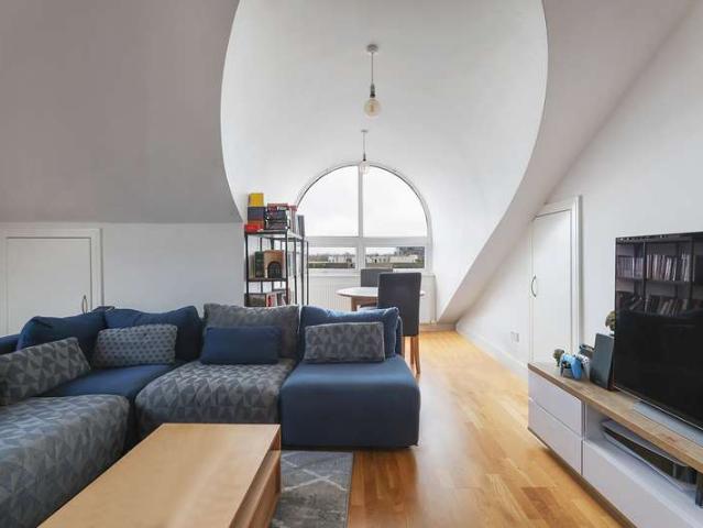 Flat for sale in Red Hill, Surrey