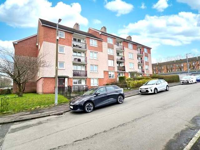 Flat for sale in Garngad, Scotland