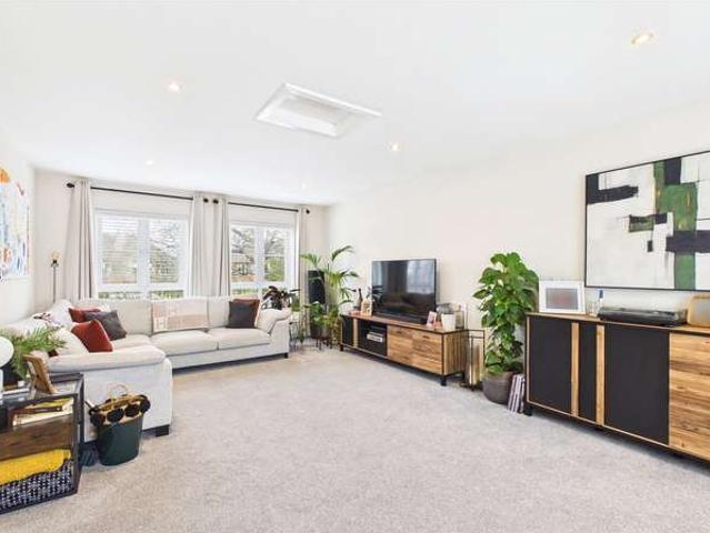 Flat for sale in North Bourne, Heol-las
