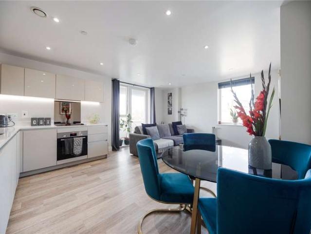 Flat for sale in New Southgate, Greater London