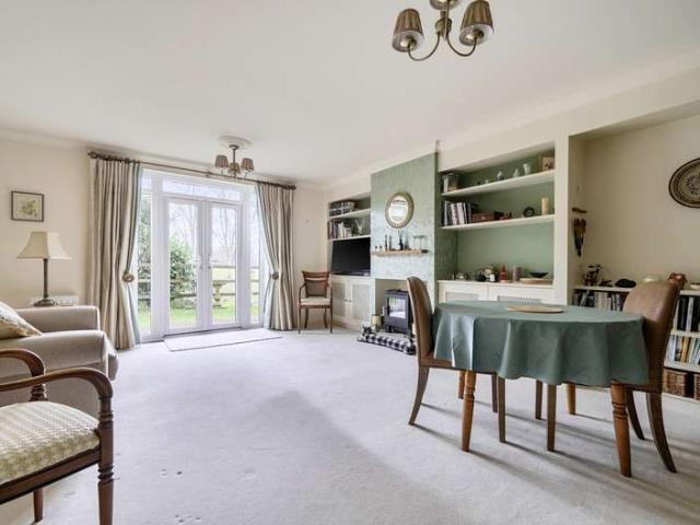 Flat for sale in Milford, Fole