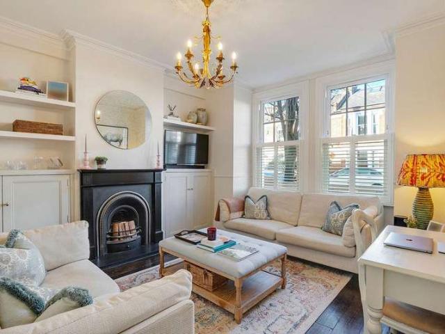 Flat for sale in Summerstown, Greater London