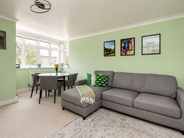 Flat for sale in Shepherd's Bush, Greater London