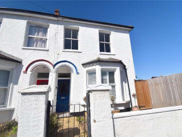 Flat for sale in New Malden, Greater London