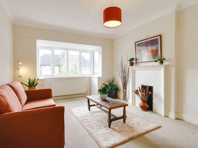 Flat for sale in Brondesbury, Greater London