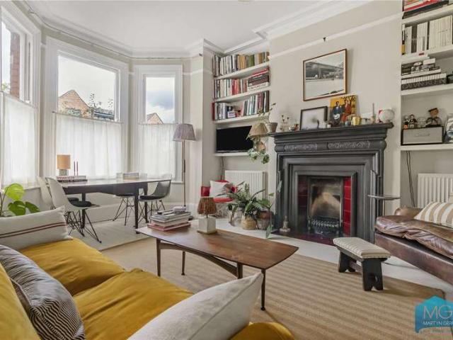 Flat for sale in Colney Hatch, Greater London