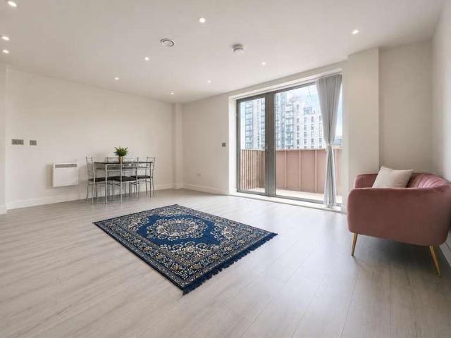 Flat for sale in Slough
