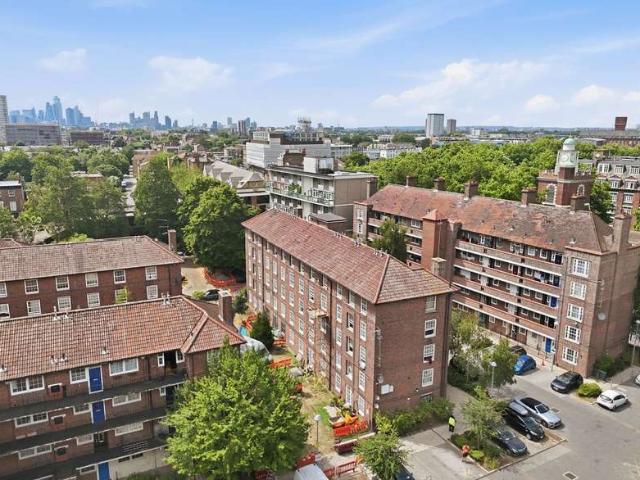 Flat for sale in Bromley-by-Bow, Bow