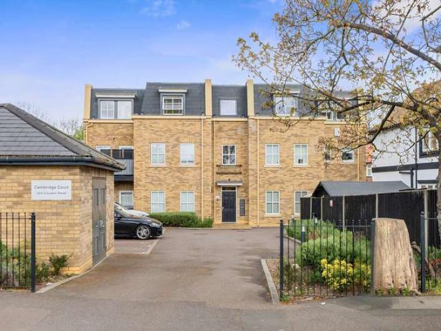 Flat for sale in Wallington, Greater London