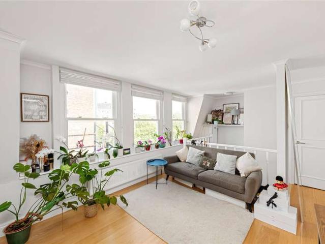 Flat for sale in Earl's Court, Greater London