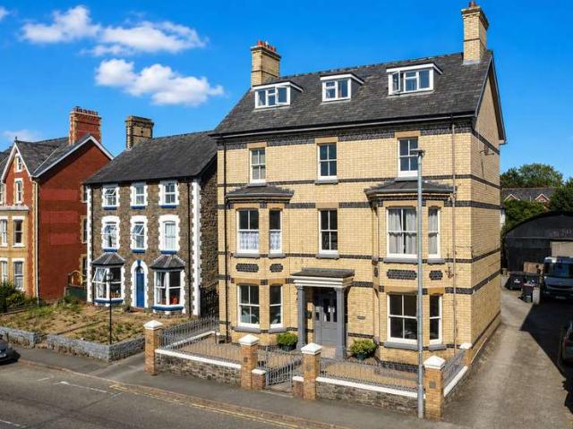 Flat for sale in Llandrindod Wells, Llandrindod