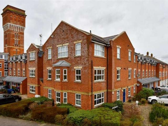 Flat for sale in The Bridge, Kent