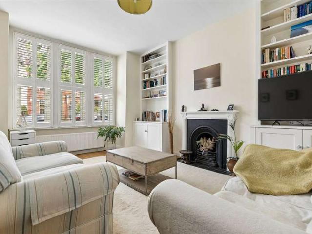 Flat for sale in Furzedown, Greater London