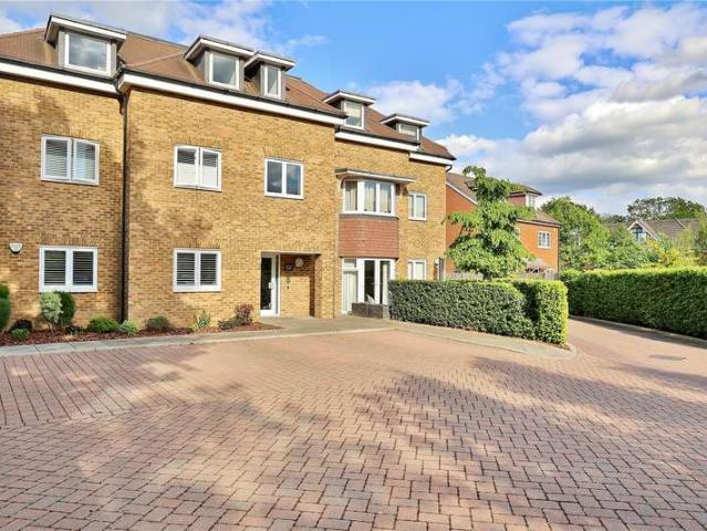 Flat for sale in Heol-las, Surrey