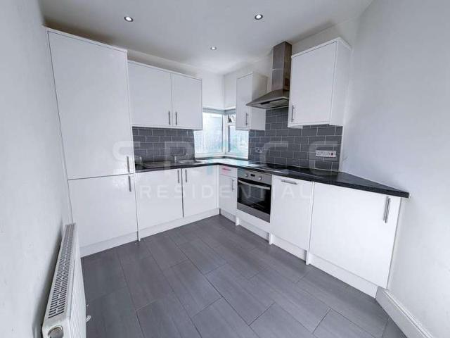 Flat for sale in Mill Hill, Greater London