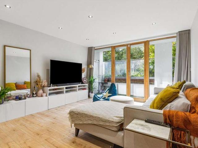 Flat for sale in London Borough of Hounslow, Strand