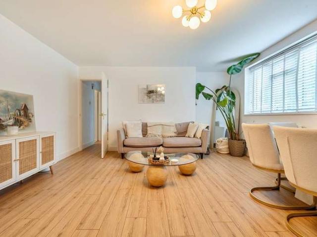 Flat for sale in Oakmere, Potters Bar