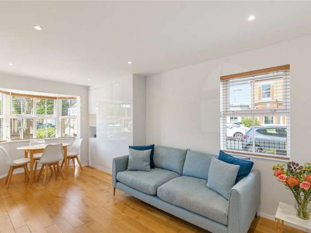 Flat for sale in London Borough of Wandsworth, Greater London