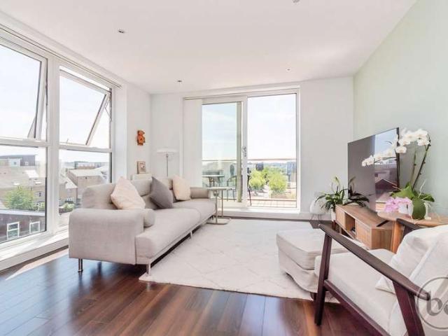Flat for sale in Whitley, Reading