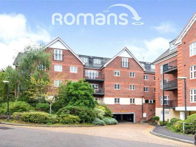 Flat for sale in Heol-las, Surrey