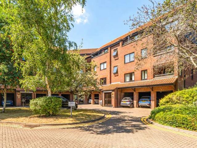 Flat for sale in Hotwells, Feckenham