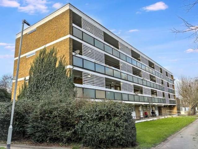 Flat for sale in Lee Chapel, Essex