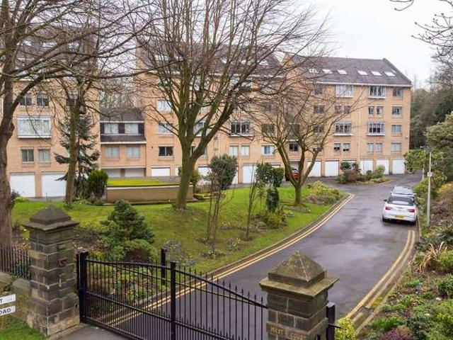 Flat for sale in Oakwood, West Yorkshire