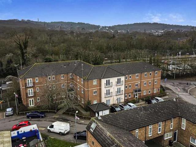 Flat for sale in Laindon, Essex
