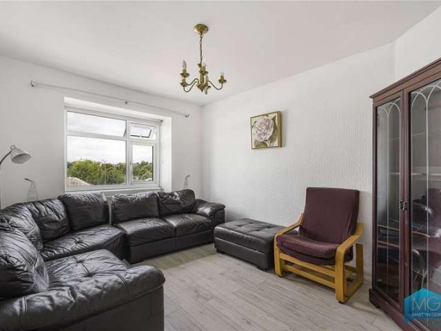 Flat for sale in Colney Hatch, Greater London