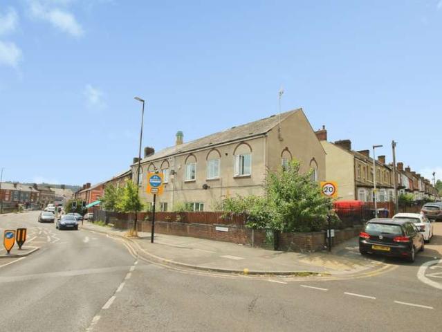 Flat for rent in Lowfield, South Yorkshire