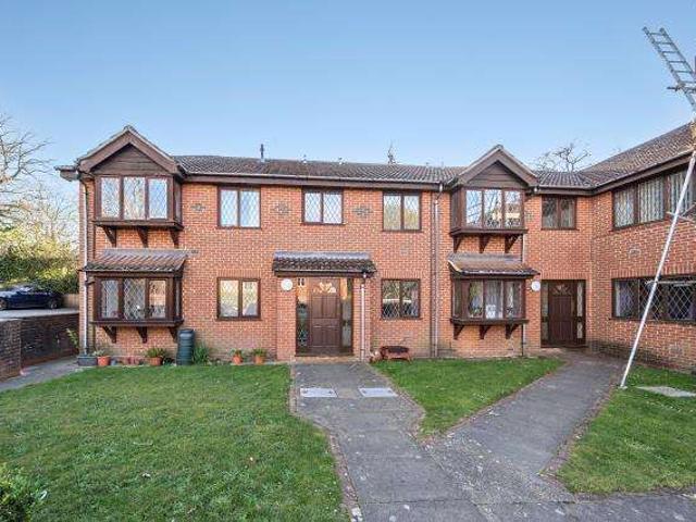 Flat for sale in Heol-las, Surrey