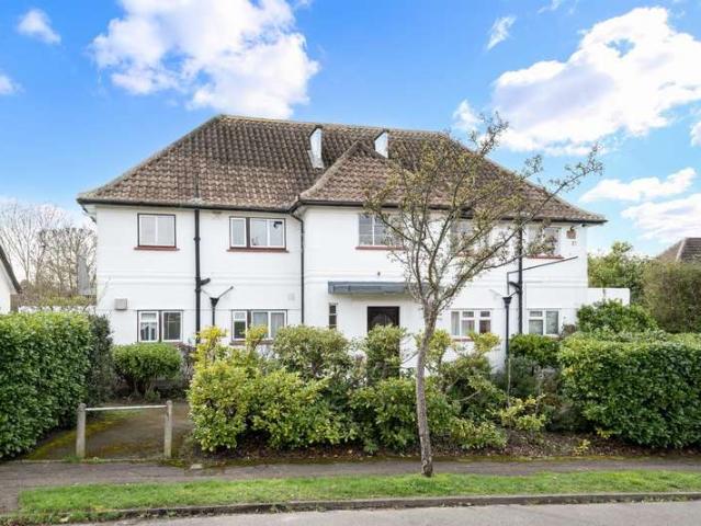 Flat for sale in Manor Park, Epsom