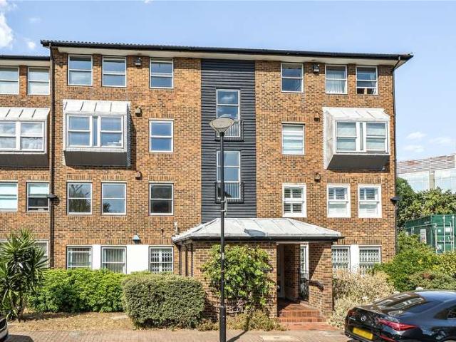 Flat for sale in Battersea, Greater London