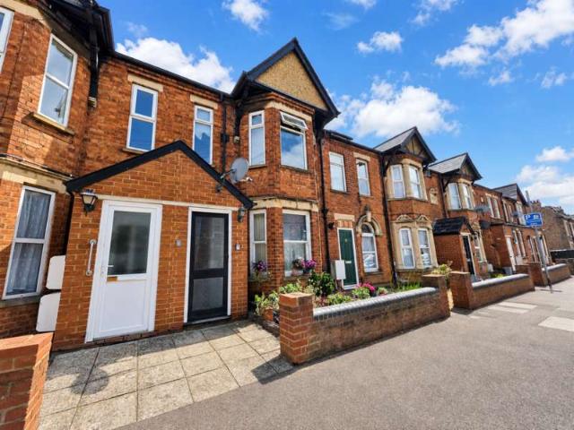 Flat for sale in Queens Park, Bedford