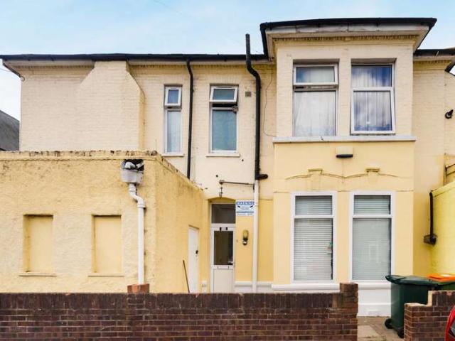 Flat for sale in Upton, Greater London