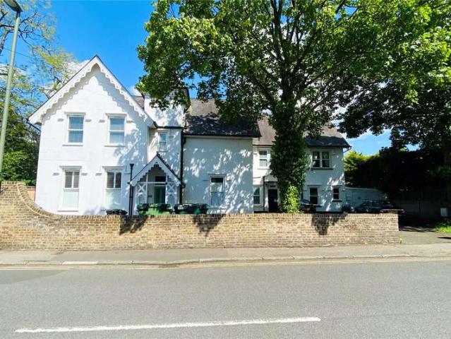 Flat for sale in Upper Halliford, Spelthorne