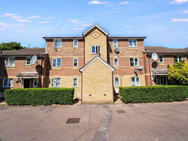 Flat for sale in Tolworth, Greater London