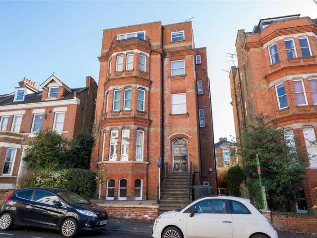Flat for sale in Surbiton, Greater London