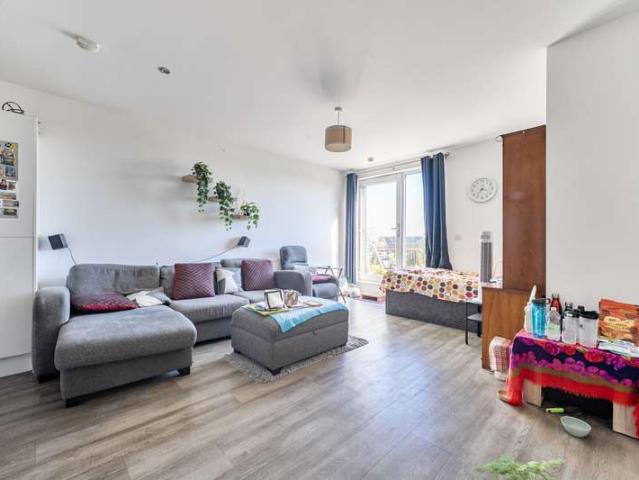 Flat for sale in London Borough of Hounslow, Greater London