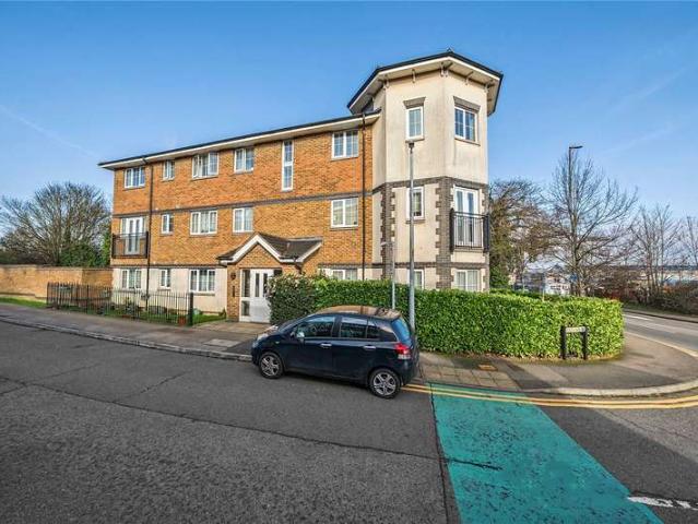 Flat for sale in Dunstable, Bedfordshire